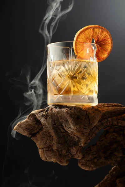Savustettu Vanhanaikainen Rommi Cocktail Jäällä Kuivattu Appelsiini Viipale Vanha Puinen — kuvapankkivalokuva