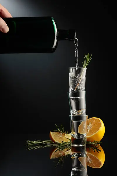 Gin Wird Ein Kleines Glas Aus Einer Antiken Flasche Dunklen — Stockfoto