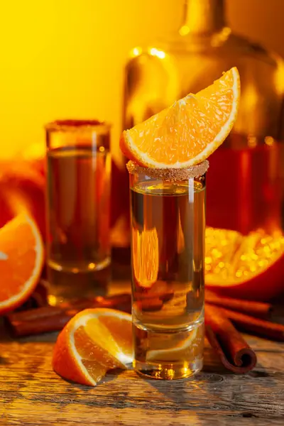 Verres Liqueur Orange Garnis Sucre Cannelle Poudre Liqueur Orange Aux — Photo