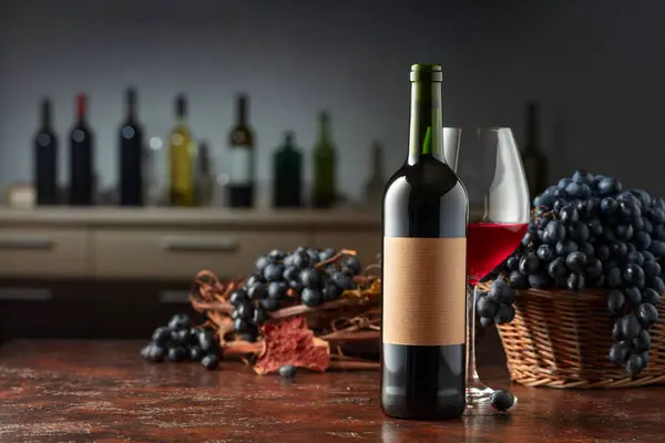 Botella Copa Vino Tinto Con Uvas Azules Sobre Una Mesa —  Fotos de Stock