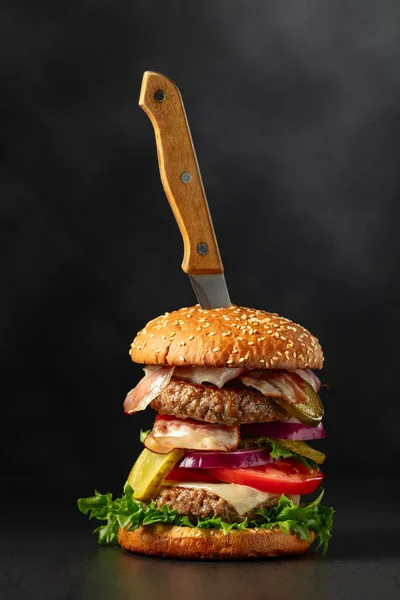 Frisse Lekkere Hamburger Met Mes Een Zwarte Achtergrond Burger Met — Stockfoto