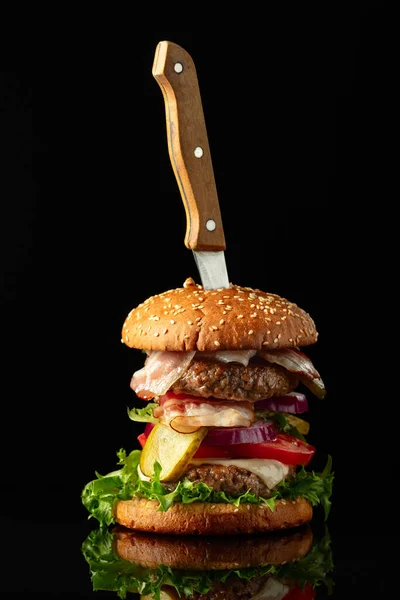 Fresh Tasty Burger Knife Black Reflective Background Burger Tomato Onion — Stock Photo, Image