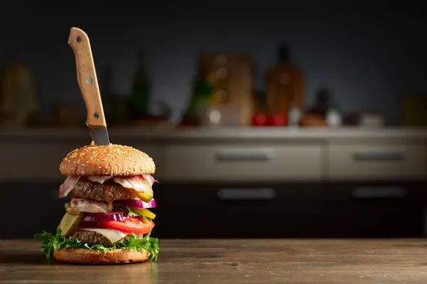 Čerstvý Burger Nožem Kuchyňském Stole Burger Rajčaty Cibulí Konzervovanou Okurkou — Stock fotografie