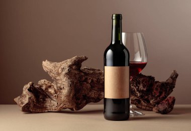 Şişe ve bir bardak kırmızı şarap. Eski boş bir şişede. Arka planda eski yıpranmış bir pürüz var. Kopyalama alanı ile ön görünüm.