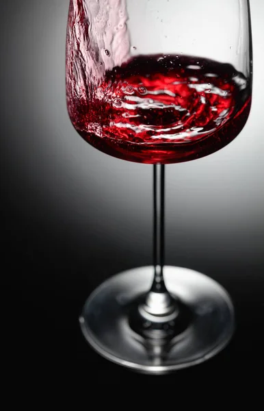 Closeup Red Wine Pouring Black Background — Stock Photo, Image