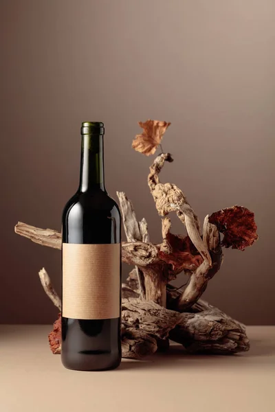 Bottiglia Vino Rosso Con Una Composizione Legno Antico Composizione Minimalista — Foto Stock