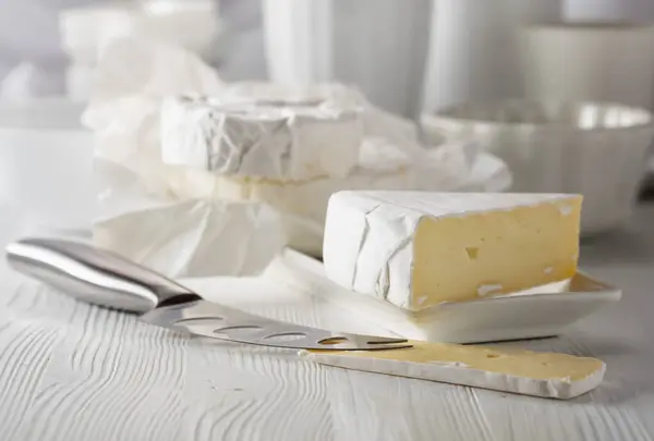 Sýr Camembert Bílém Dřevěném Stole — Stock fotografie