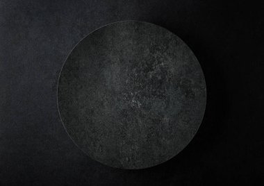 Yuvarlak taş bir podyumun en üst görüntüsü. Ürününüzü yuvarlak bir sahneye koyun. Boşluğu kopyala.