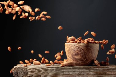 Badem ahşap bir kaseye dökülür. Kopyalama alanı ile ön görünüm.