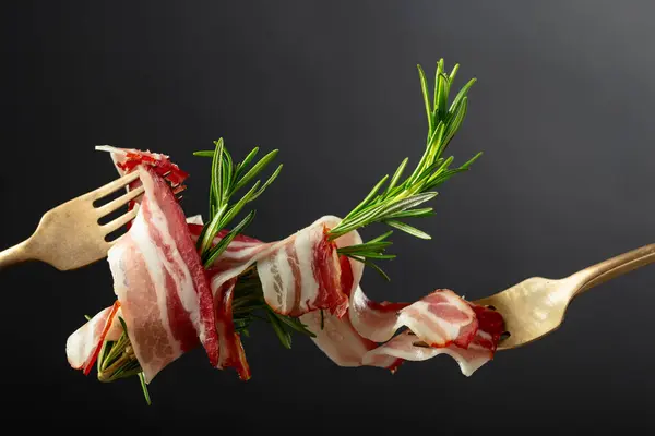 Lard Poitrine Porc Séché Avec Romarin Sur Fond Noir Bacon — Photo