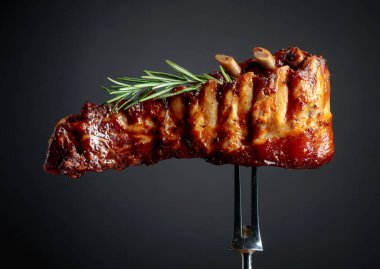 Izgara domuz pirzolası ve çatalla biberiye. Boşluğu kopyala.