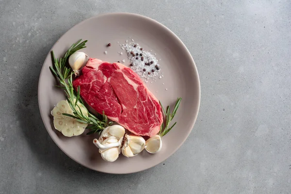 Rauwe Biefstuk Voor Grillen Met Rozemarijn Knoflook Zout Peper Grijze — Stockfoto