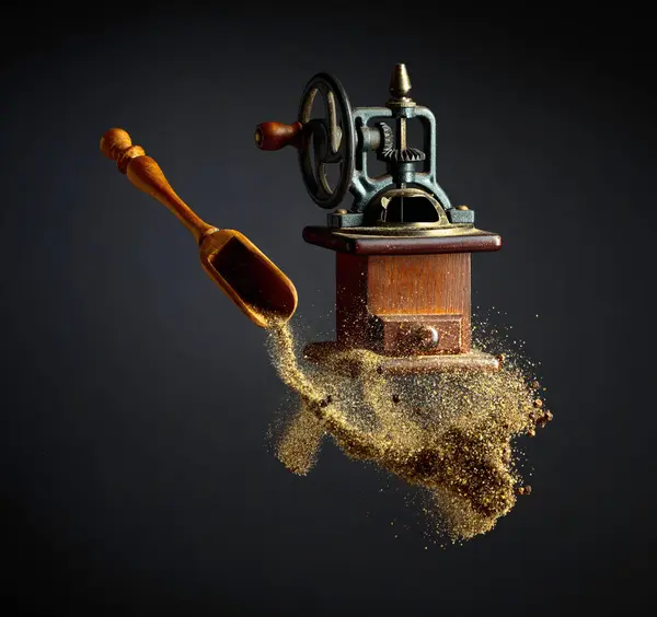 胡椒粉从木勺里倒出来 旧的胡椒研磨机和有胡椒粉的木制勺子 — 图库照片