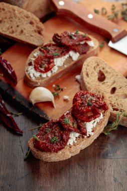Ricotta, güneşte kurutulmuş domates ve kekik. Geleneksel Akdeniz atıştırması.