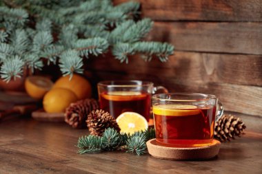 Eski ahşap bir masada limonlu çay. 