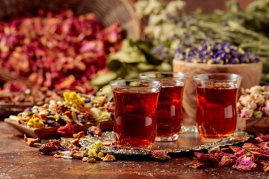 Bitki çayı ve çeşitli kurutulmuş tıbbi bitki ve bitkilerin karışımı kahverengi mahsul bir arka planda..