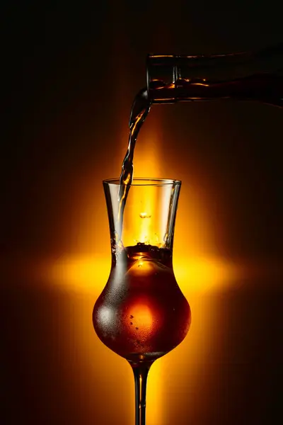 Versare Bevanda Alcolica Fredda Nel Bicchiere Bicchiere Vapore Con Forte — Foto Stock