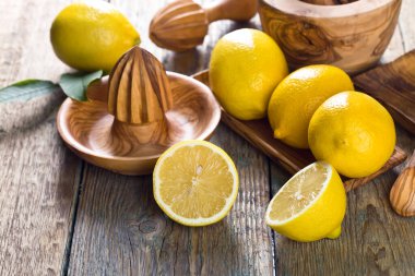 Olgun limon ve eski ahşap bir masa üzerinde sıkacağı .