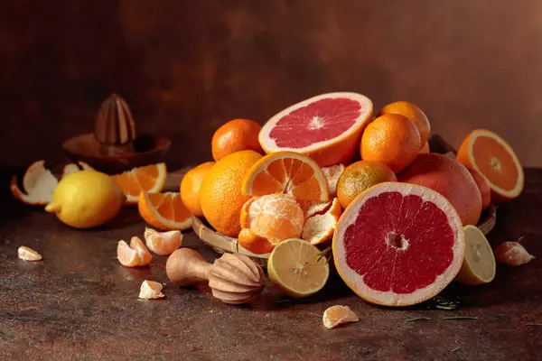 Citrusfrukter Ett Gammalt Brunt Bord Presenteras Apelsiner Grapefrukter Citroner Och — Stockfoto