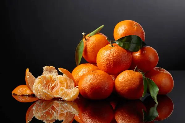 Tangerines Clementines Green Leaves Black Reflective Background Copy Space — Stock Photo, Image