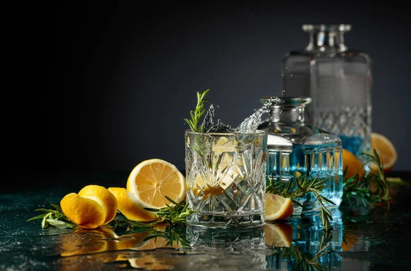 Cocktail Tonico Gin Con Limone Rosmarino Fetta Limone Cade Vetro — Foto Stock