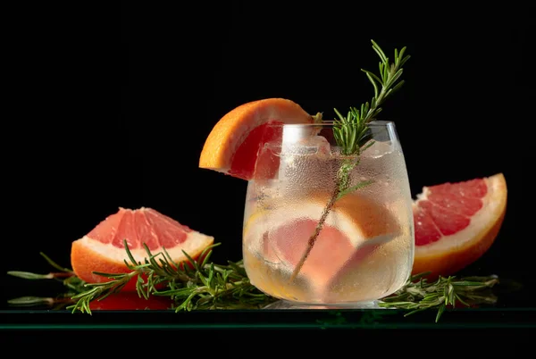 Tonico Gin Cocktail Con Ghiaccio Pompelmo Rosmarino Bicchiere Congelato — Foto Stock