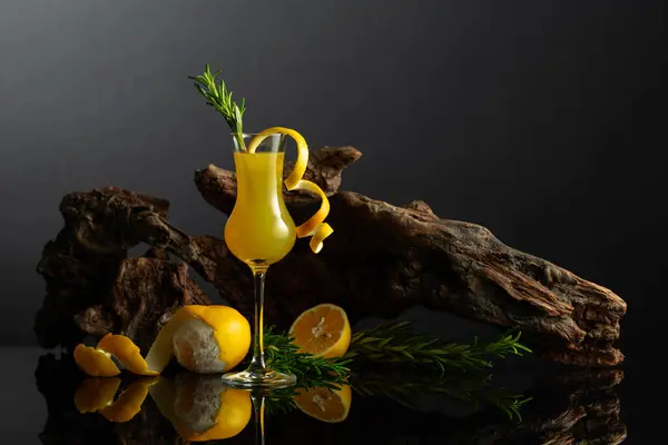 Traditional Italian Liqueur Limoncello Black Reflective Background Glass Lemon Liquor — Stock Photo, Image