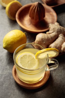 Mutfak masasında limonlu zencefil çayı..