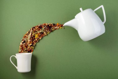 Kurutulmuş bitkiler ve çiçeklerin karışımı. Bitkisel tıp temasının kavramsal görüntüsü. Kopyalama alanı olan üst görünüm.