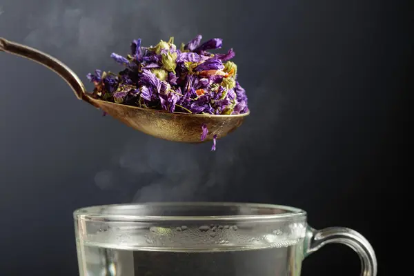 Сушеные Цветочки Приготовления Травяного Чая Кружки Горячей Водой — стоковое фото
