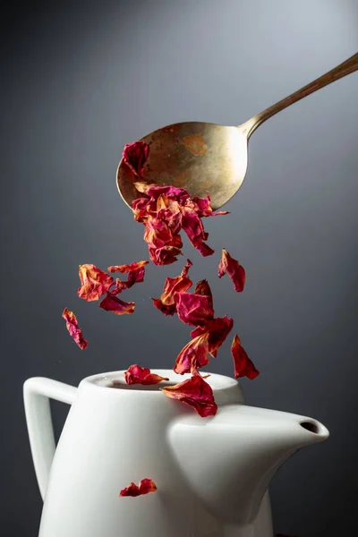Сушеные Лепестки Роз Выливаются Белый Чайник — стоковое фото