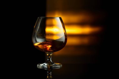 Fotokopi alanı olan siyah bir arkaplanda brendi keskin nişancısı.