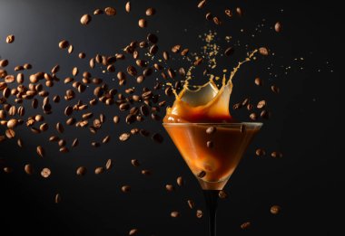 Espresso Martini, su sıçraması ve siyah arka planda kahve çekirdekleri. Boşluğu kopyala.