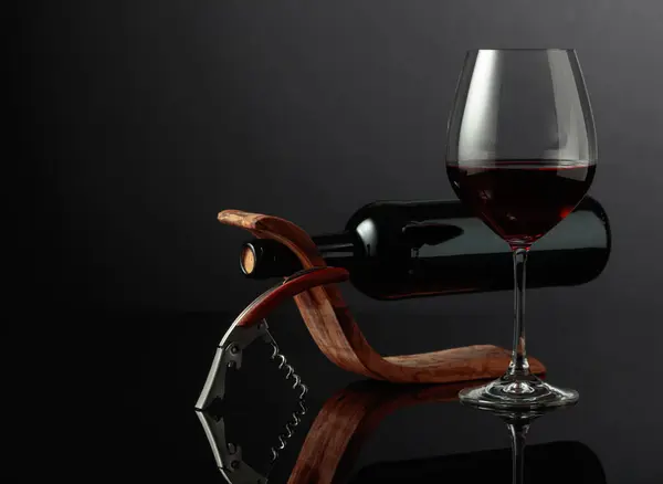 Red Wine Corkscrew Black Reflective Background Copy Space — Stock Photo, Image