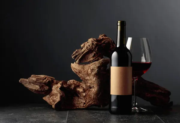 Flasche Und Glas Rotwein Mit Altem Leeren Etikett Hintergrund Alter — Stockfoto