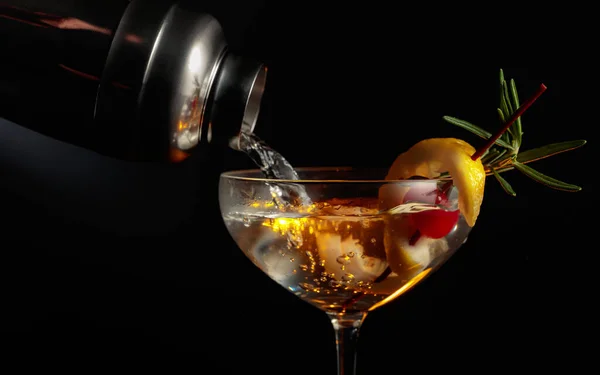 Martini Mit Kirsche Rosmarin Und Zitrone Das Getränk Wird Aus — Stockfoto