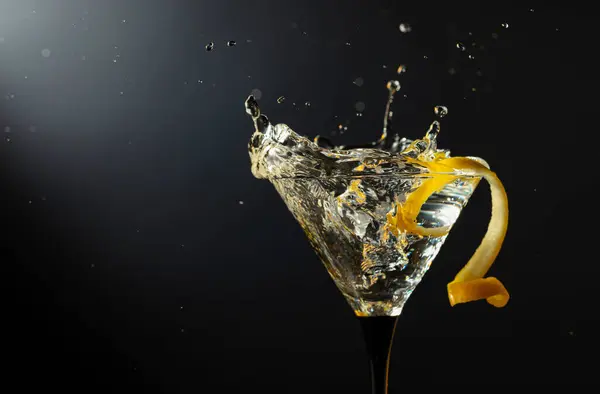 Bicchiere Classico Cocktail Martini Secchi Con Buccia Limone Fondo Nero — Foto Stock