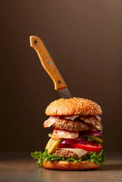 Verse Hamburger Met Mes Een Bruine Achtergrond Burger Met Tomaat — Stockfoto