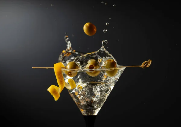 Klassischer Trockener Martini Cocktail Mit Grünen Oliven Und Zitronenschale Auf — Stockfoto