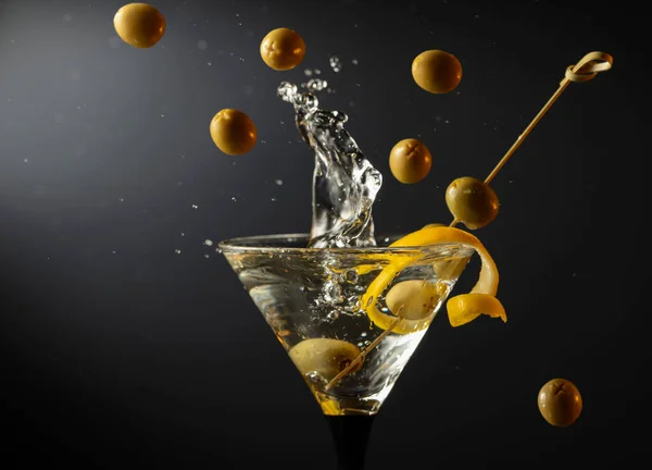 Klassischer Trockener Martini Cocktail Mit Grünen Oliven Und Zitronenschale Auf — Stockfoto
