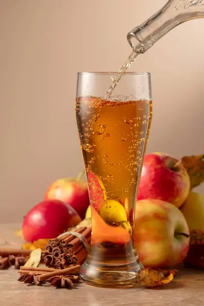 Apple Cider Poured Glass Fresh Carbonated Drink Apples Cinnamon Anise — Stock Photo, Image
