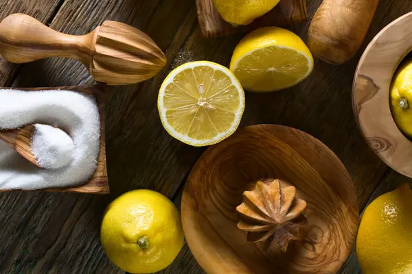 成熟的柠檬和挤压老木制的桌子上 顶视图 — 图库照片