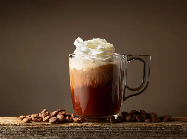 Kaffe Och Choklad Dryck Med Vispgrädde Brun Bakgrund Kopiera Utrymme — Stockfoto