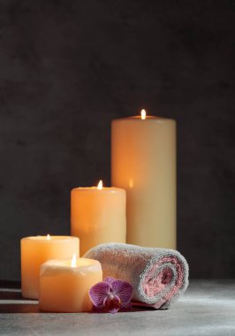 Havlular, orkide ve yanan mumlar. Kopyalama alanı ile kaplıca kavramı.