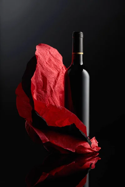 Bottle Red Wine Crumpled Paper Black Reflective Background — Stockfoto