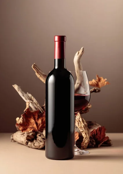 Bouteille Verre Vin Rouge Avec Une Composition Vieux Bois Composition — Photo