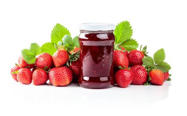 Çilek reçeli ve beyaz arka planda yaprakları olan taze böğürtlen..