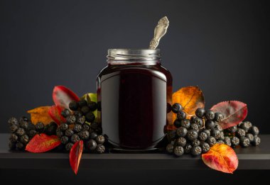 Böğürtlen reçeli ve siyah yapraklı taze böğürtlen..