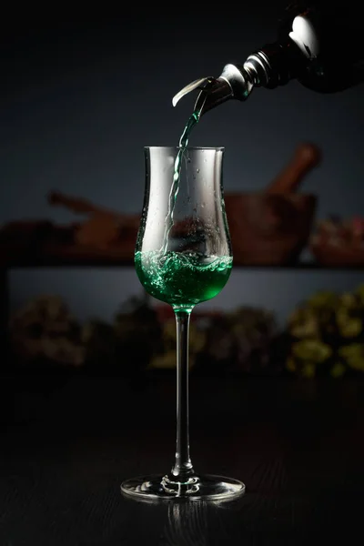 Licor Hierbas Verdes Vierte Una Botella Vintage Vaso Fondo Hierbas —  Fotos de Stock