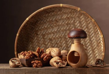 Eski ahşap bir masada cevizler. Ön görünüm.